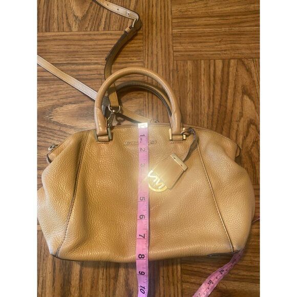 Michael Kors tan shoulder/crossbody strap medium size inside pockets zip up bag - Picture 10 of 10